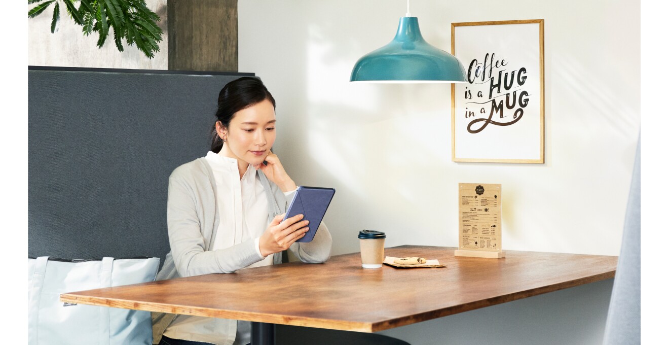 カフェタイムにゆっくりとFireタブレットでショッピングを楽しむ写真