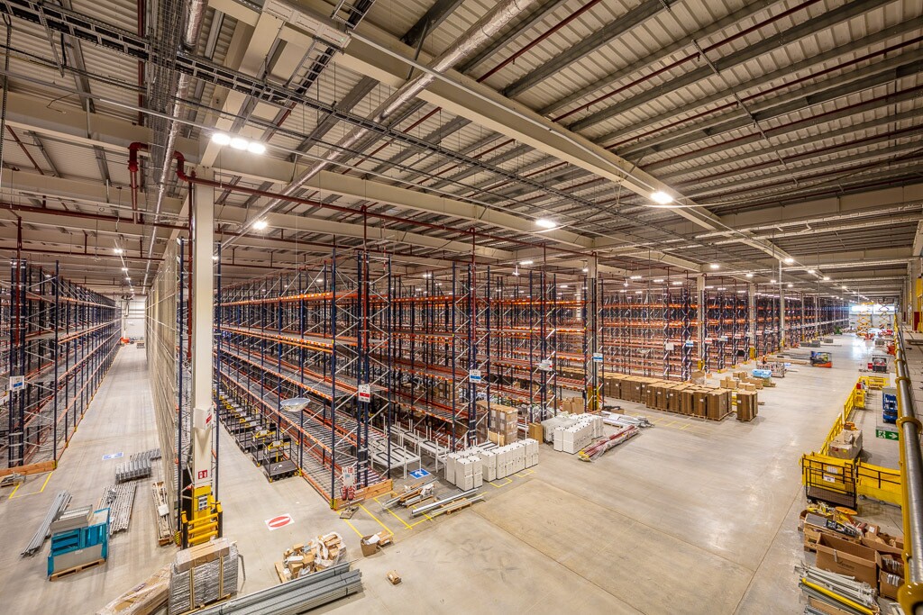 Blick auf die Halle mit Hochregalen