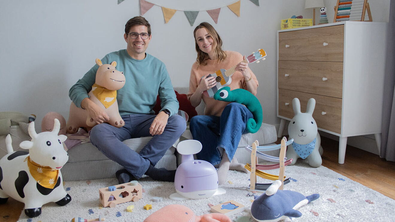 Corinna & Patrick von Kindsgut in einem Kinderzimmer voller Spielsachen
