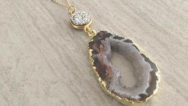 由T. Victoria制作的由原宝石和半宝石制成的手工珠宝。