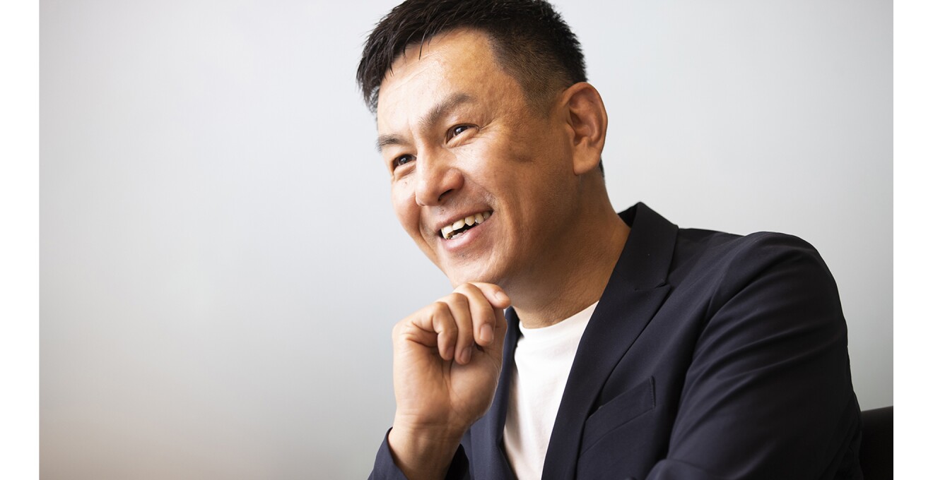 楽しそうに話す山田さんの写真