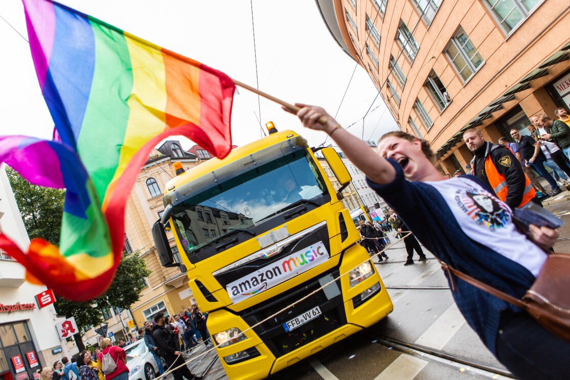 Ein Lkw mit der Aufschrift "Amazon Music" und feiernde Menschen beim CSD 2019