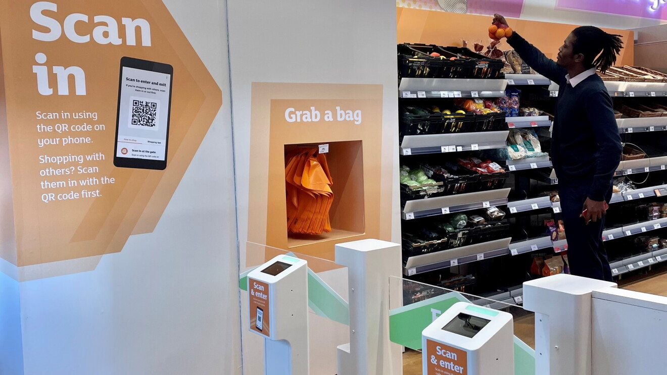 Picture of Customer shopping in the SmartShop Holborn Circus