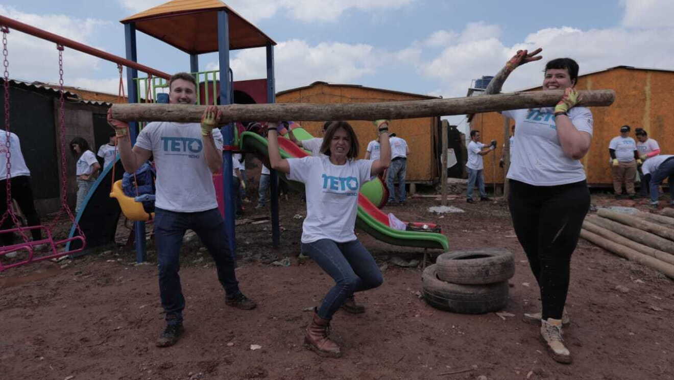 Voluntários da AWS constroem parque infantil em comunidade de SP
