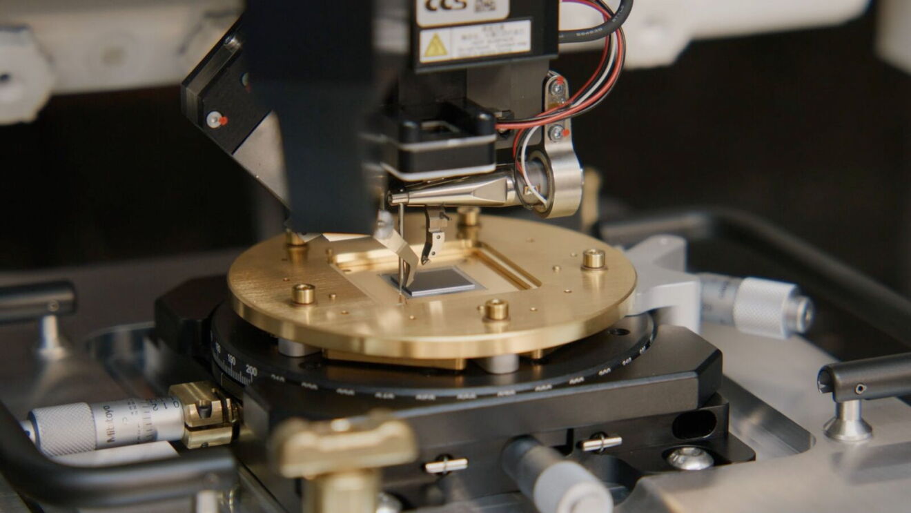 AWS ocelot computing chip: Detailed view of micromanipulator and sample mounting system