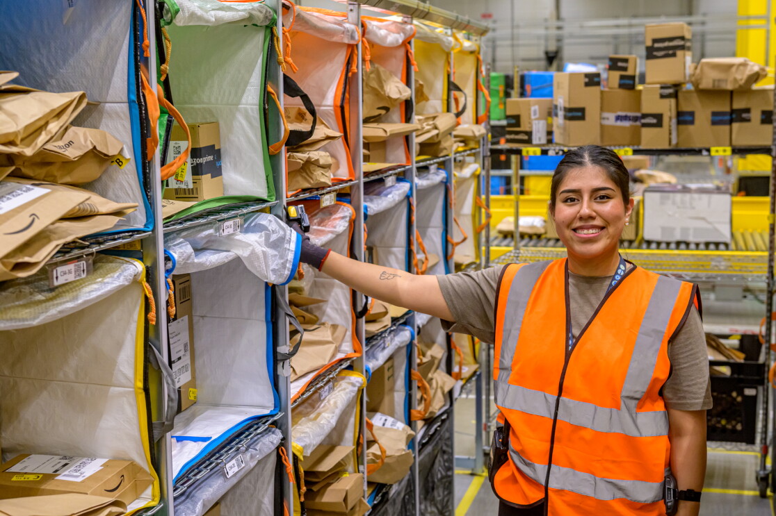Logistikmitarbeiter und - mitarbeiterinnen bei der Arbeit. 