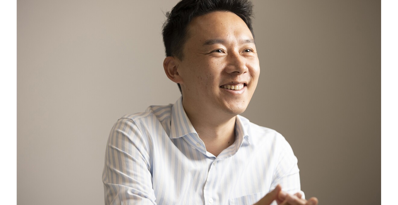 目を輝かせて語る薛さんの写真