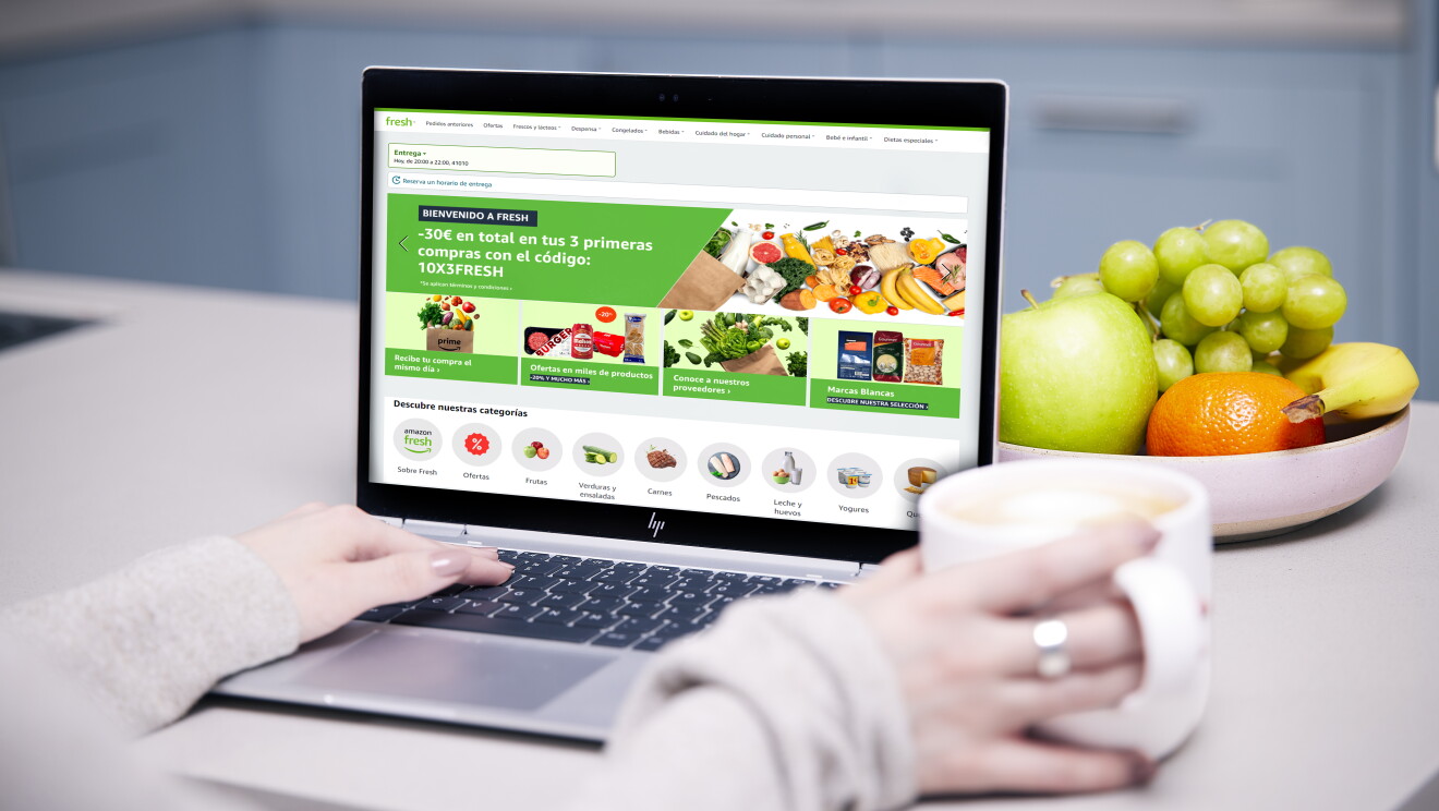 Foto de una persona haciendo un pedido de Amazon Fresh. 