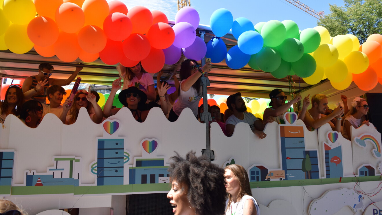 Glamazon-Wagen und Mitarbeiter von Amazon beim Christopher Street Day in München.