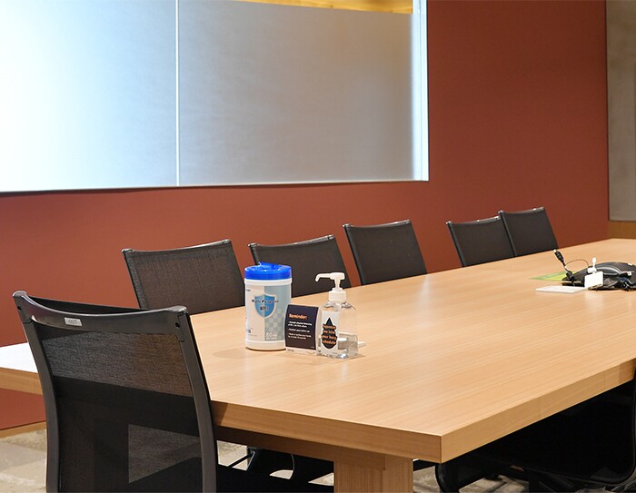 アマゾンジャパンのオフィスの会議室。手指消毒液が置かれている