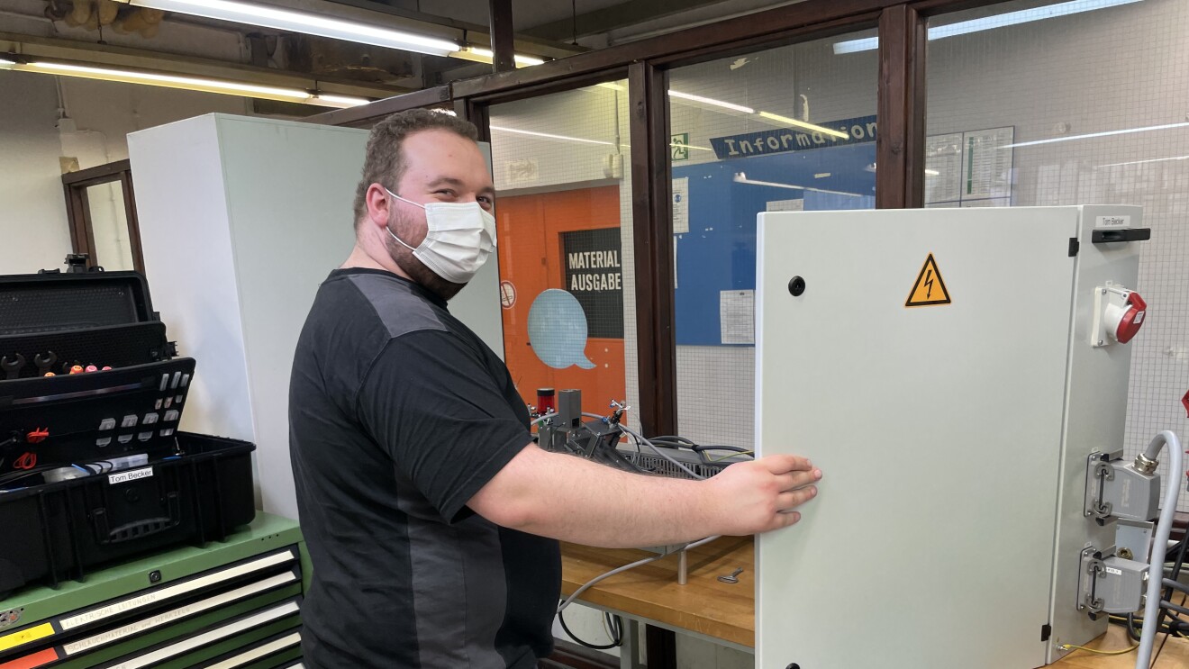 Azubi Tom Becker während seiner Ausbildung bei Amazon
