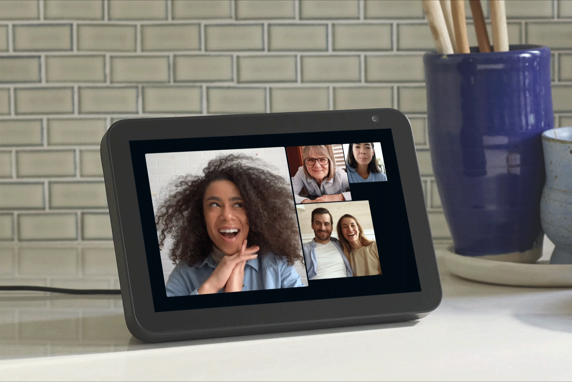 一台亚马逊Echo Show 8放在厨房柜台上,屏幕上显示着朋友之间的群呼。