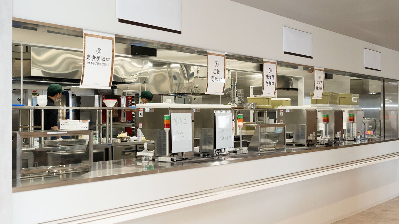 清潔感のある料理の受け渡し場