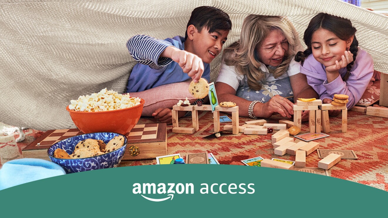 一家人一起玩耍的画面。有个覆盖层写着“Amazon Access”