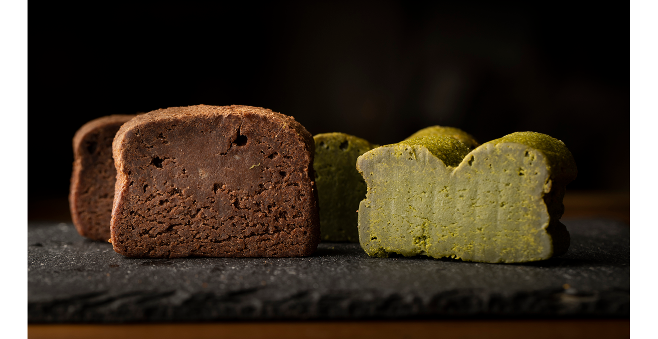 黒い重厚な器に、ガトーショコラと抹茶ガトーショコラが並ぶ写真