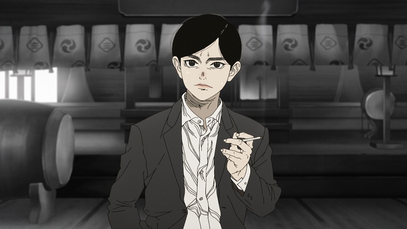 太鼓が置かれた薄暗い畳の部屋で、グレーのジャケットのキャラクターが煙草を右手に持っている。