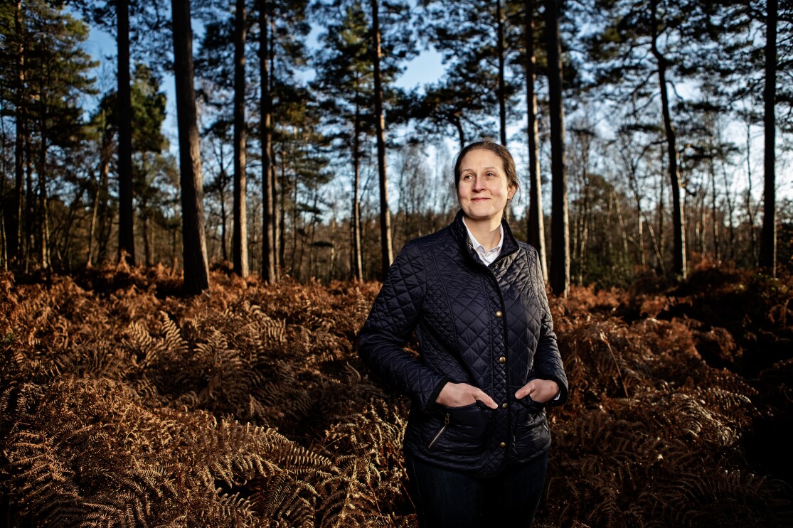 Elizabeth Jones, Bar Raiser dos Princípios de Liderança da Amazon, posa em uma floresta