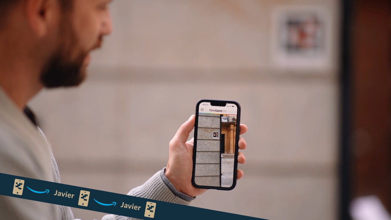 Javier de Nvilenda en la foto agarrando un teléfono móvil. 