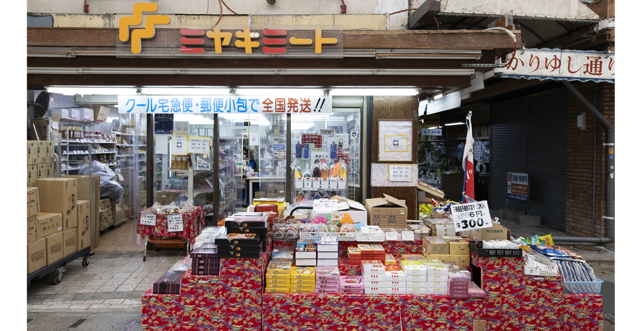 店舗前にも並ぶ特産品
