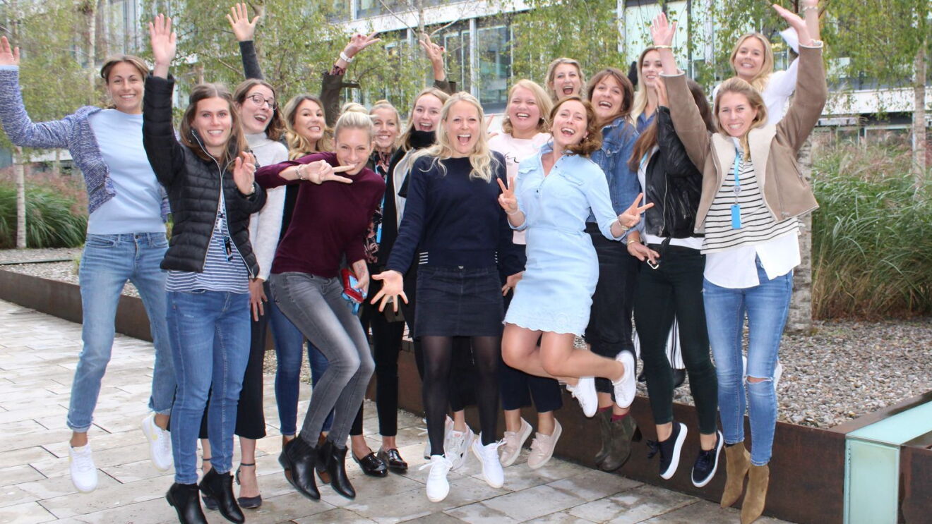 Frauen bei Amazon springen begeistert in die Luft.