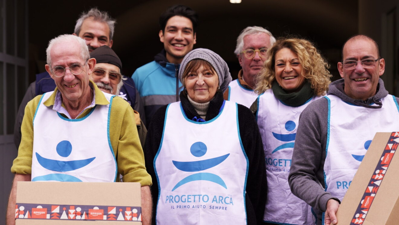 Dipendenti Amazon preparano pacchi alimentari per la donazione natalizia