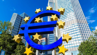 Edificio del Banco Central Europeo con el símbolo de la moneda que hay delante del edificio y las estrellas que repsentan los países que lo crearon, 
