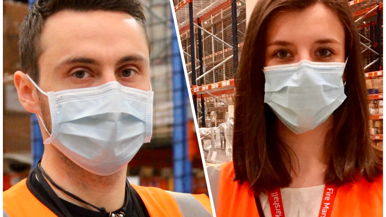 Porträts von einer jungen Frau und einem jungen Mann mit Sicherheitswesten, Masken im Logistikzentrum