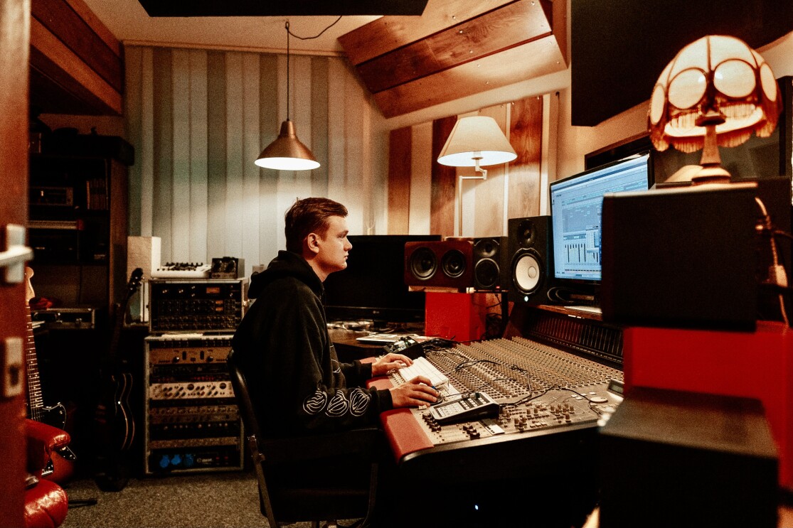 Mitarbeiter im Tonstudio