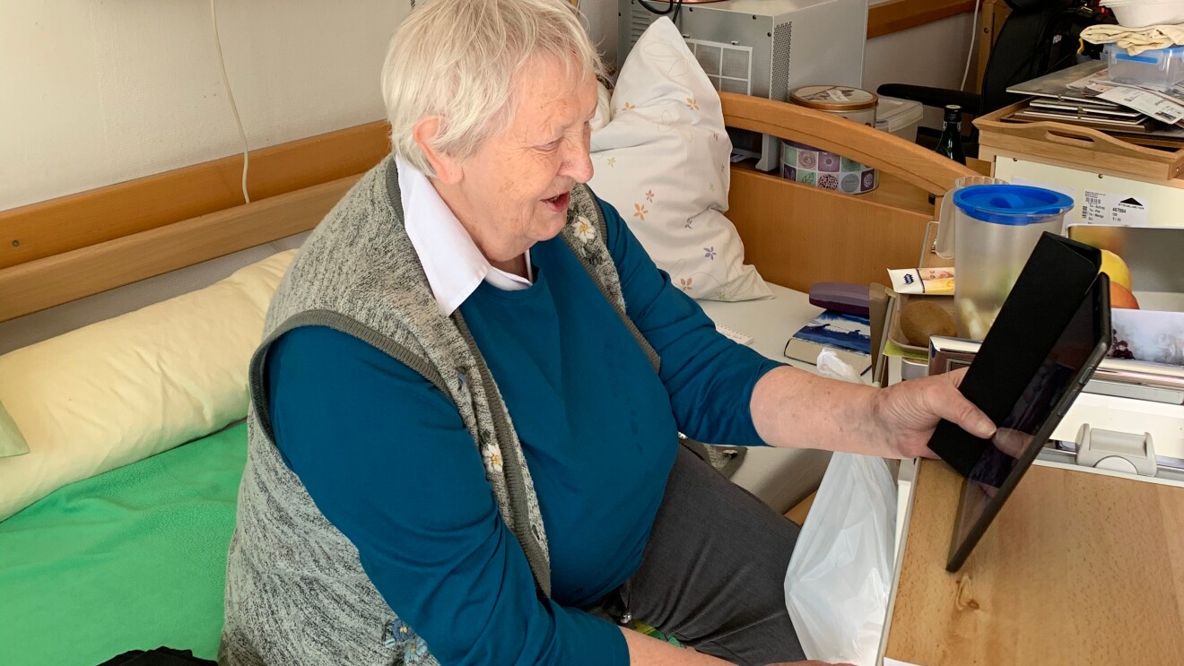 Eine Seniorin mit einem Tablet