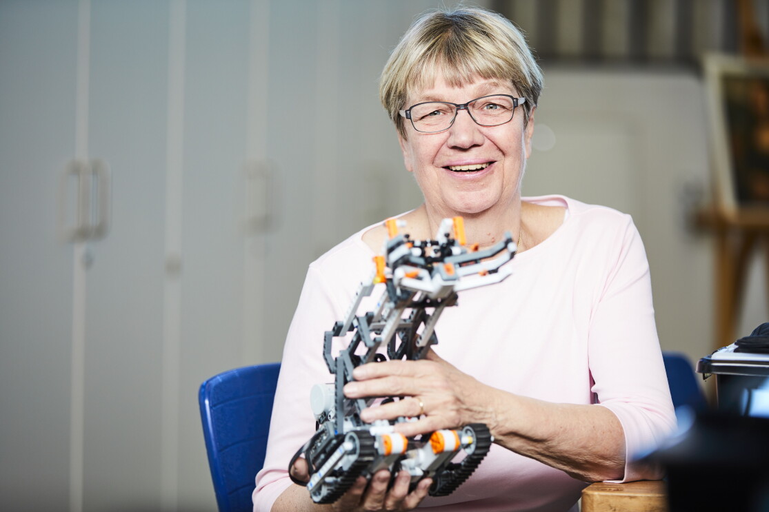 Imke Rademacher präsentiert einen kleinen Roboter