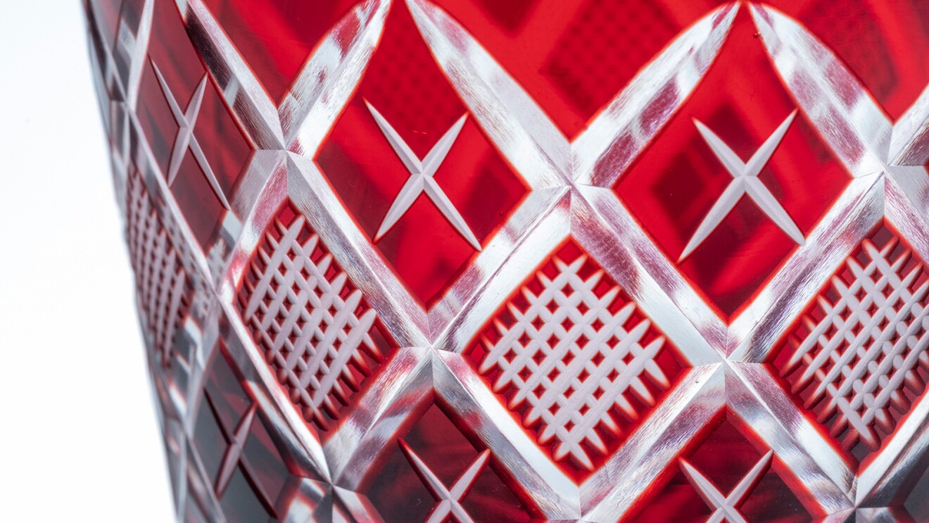 赤い江戸切子のグラスのクローズアップ。シャープな切り込みが見える