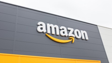 Logo Amazon na froncie budynku centrum logistyki.