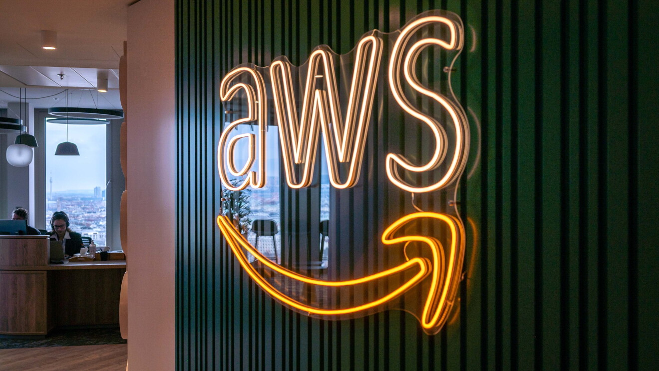 AWS Schriftzug in Leuchtschrift im AWS Standort in Wien