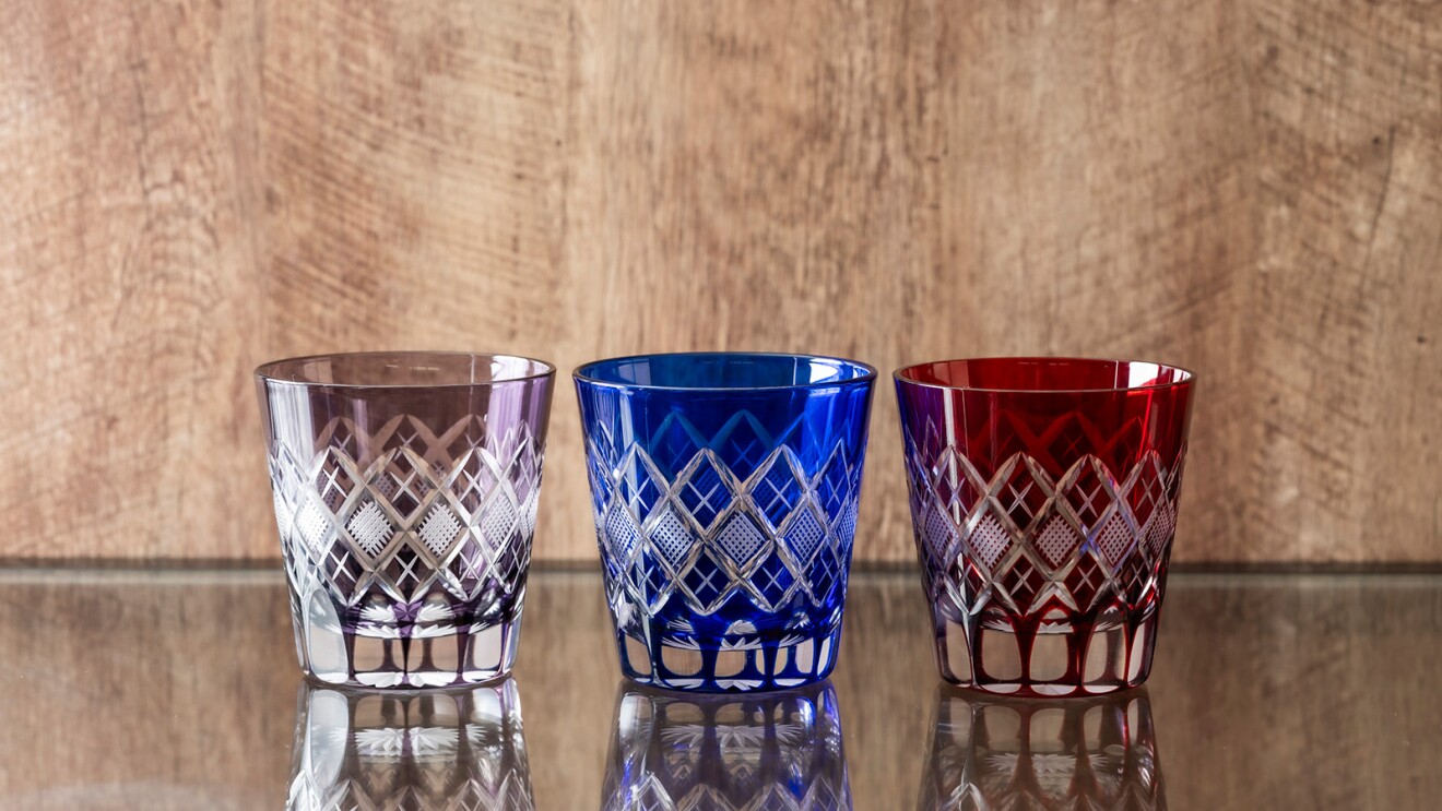 左から黒、青、赤色の江戸切子のグラス