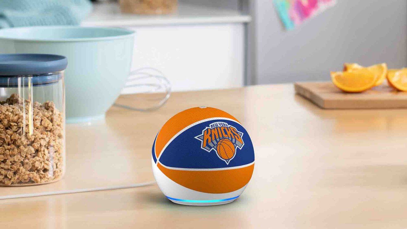 キッチンカウンターの上に置かれた球状のデバイス。バスケットボールを模したデザインで、ニックスのロゴ入り。カウンターにはまな板やキャニスター、ボウルなどもある。