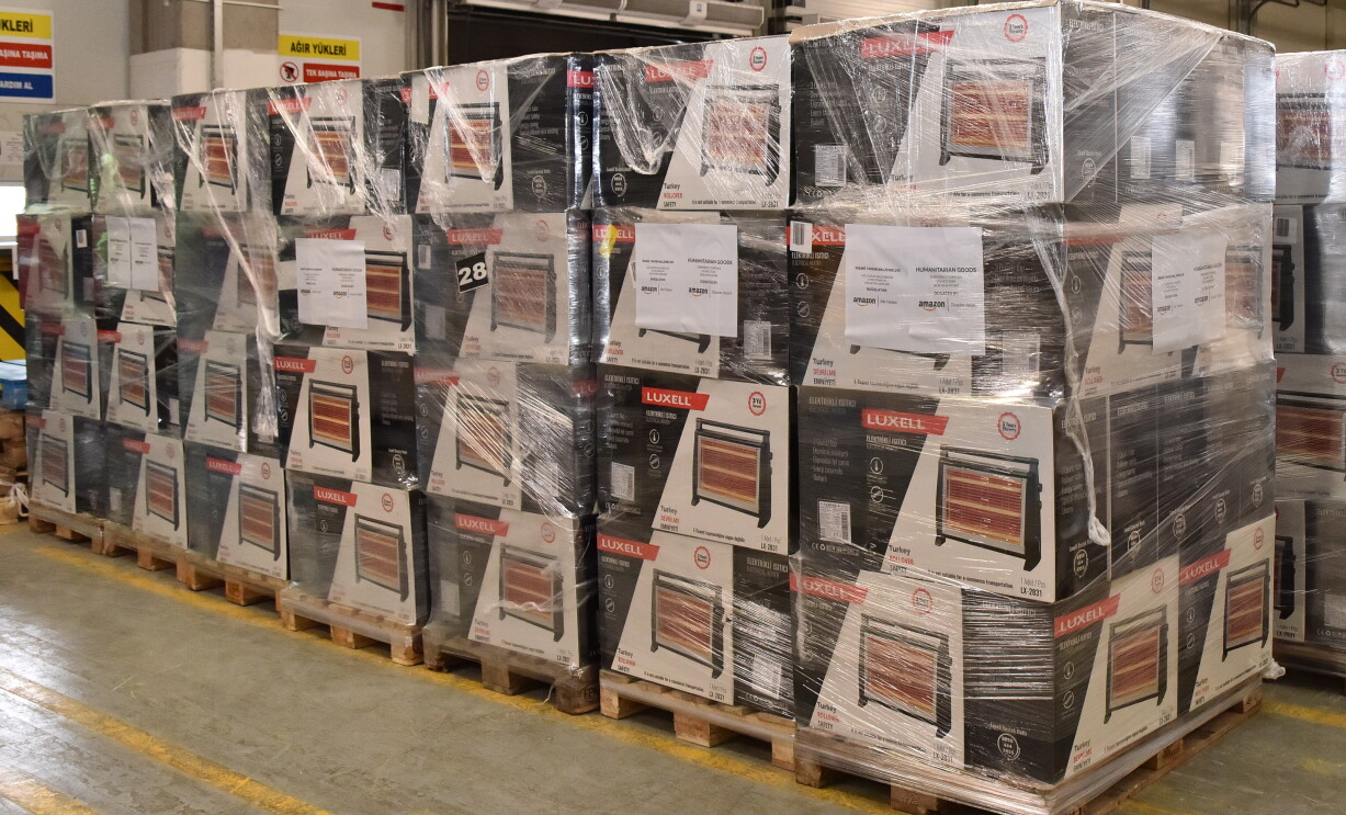 Die Amazon Spendenlieferungen für die Erdbebengebiete werden im Logistikzentrum für den Versand vorbereitet.