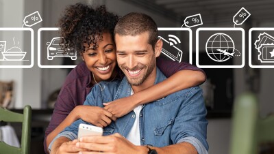 夫妇一起看智能手机背后说明,描述了亚马逊的员工折扣。