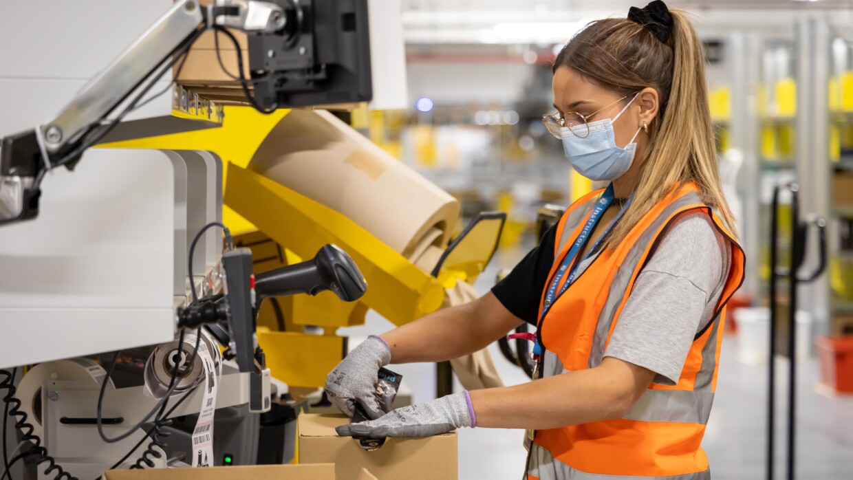 Amazon employee in FC in Spain