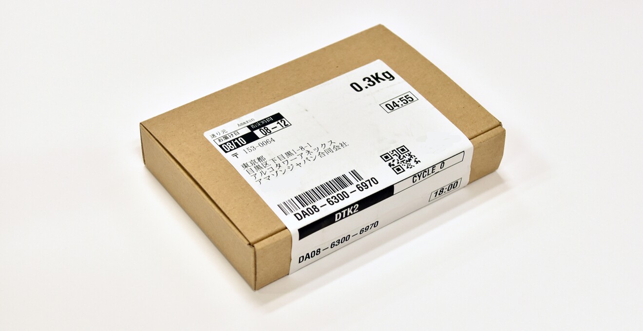 商品箱にアマゾンの配送シールが貼られている