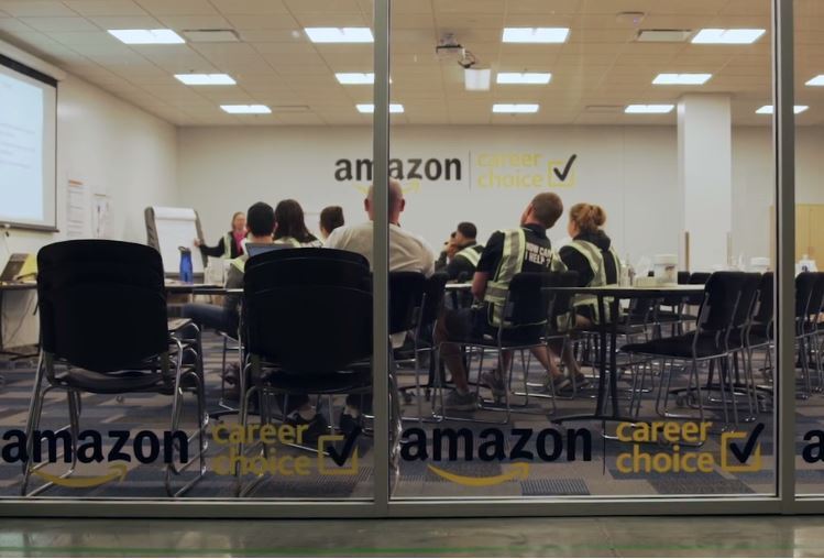 Amazon est fière d'offrir à nos employés les ressources nécessaires pour bâtir leur avenir, et nous réalisons notre plus grand investissement à ce jour dans notre programme de formation Career Choice. Amazon paie maintenant à l'avance 100 % des frais de scolarité du programme, jusqu'à un maximum annuel, éliminant ainsi l'obstacle financier pour les employés de nos centres d’expédition, de nos stations de livraison et de nos centres de triage locaux qui souhaitent obtenir des certificats et des diplômes dans des domaines d'études très recherchés, notamment le camionnage, l'analyse de données et la cybersécurité.