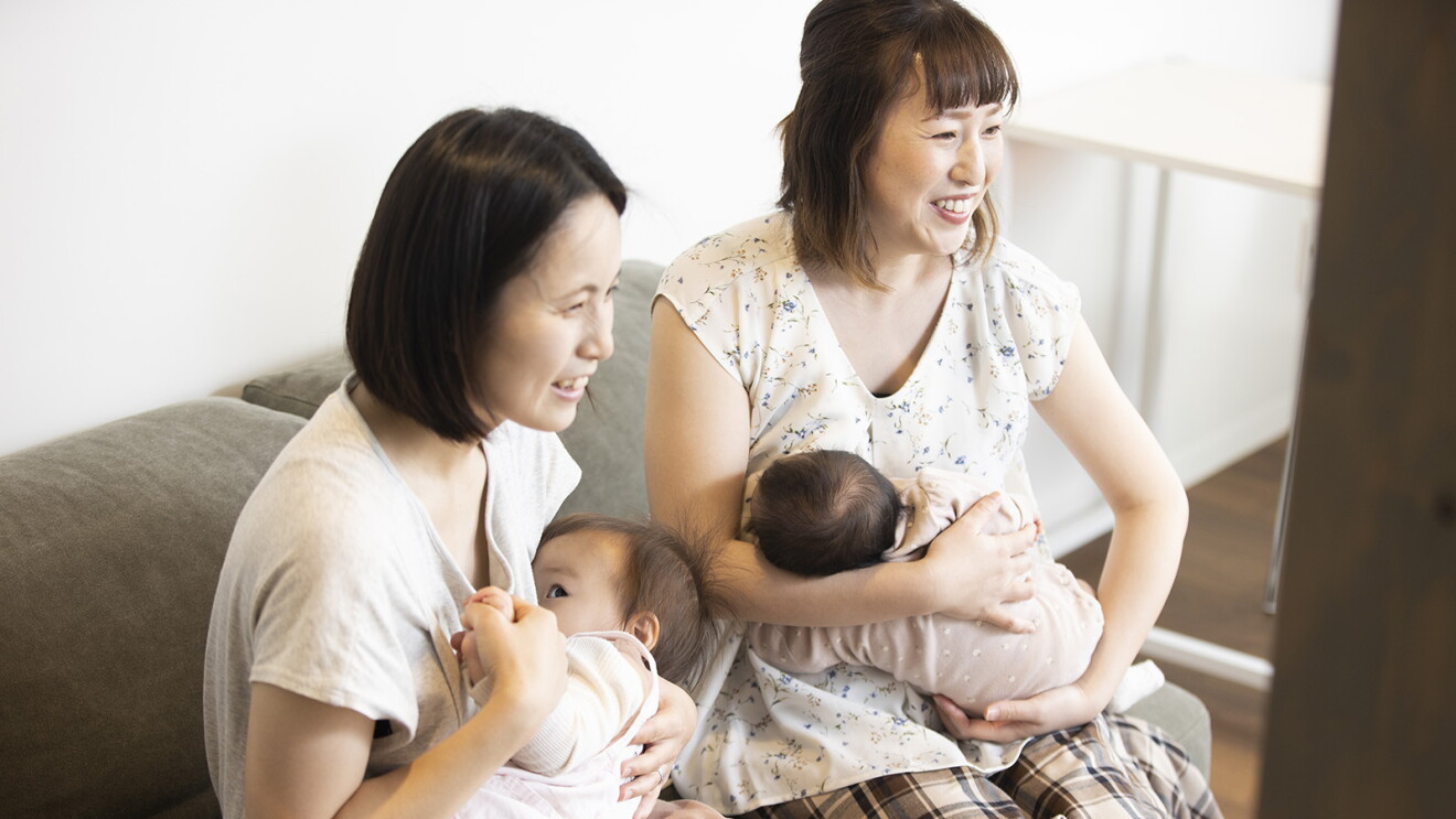 授乳服を着たお母さんたちが赤ちゃんに授乳している様子
