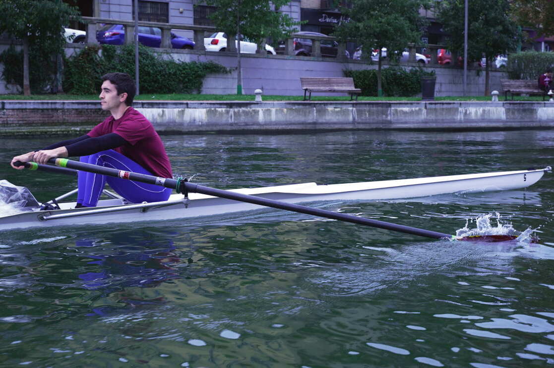 “Pratico il canottaggio a livello agonistico da quando ho 9 anni. Uno sport tosto, di fatica, che mi ha insegnato a essere tenace, resistente, a non arrendermi mai e ad amare le sfide. Lezione che ho applicato sul lavoro.” Dario Venditti 