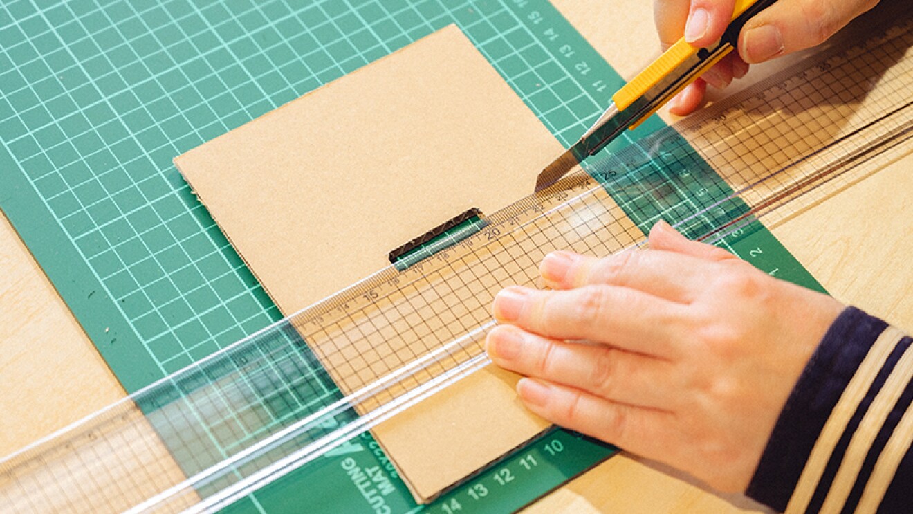 おうち時間に楽しもう。子どもと一緒に簡単ダンボール工作【貯金箱編】