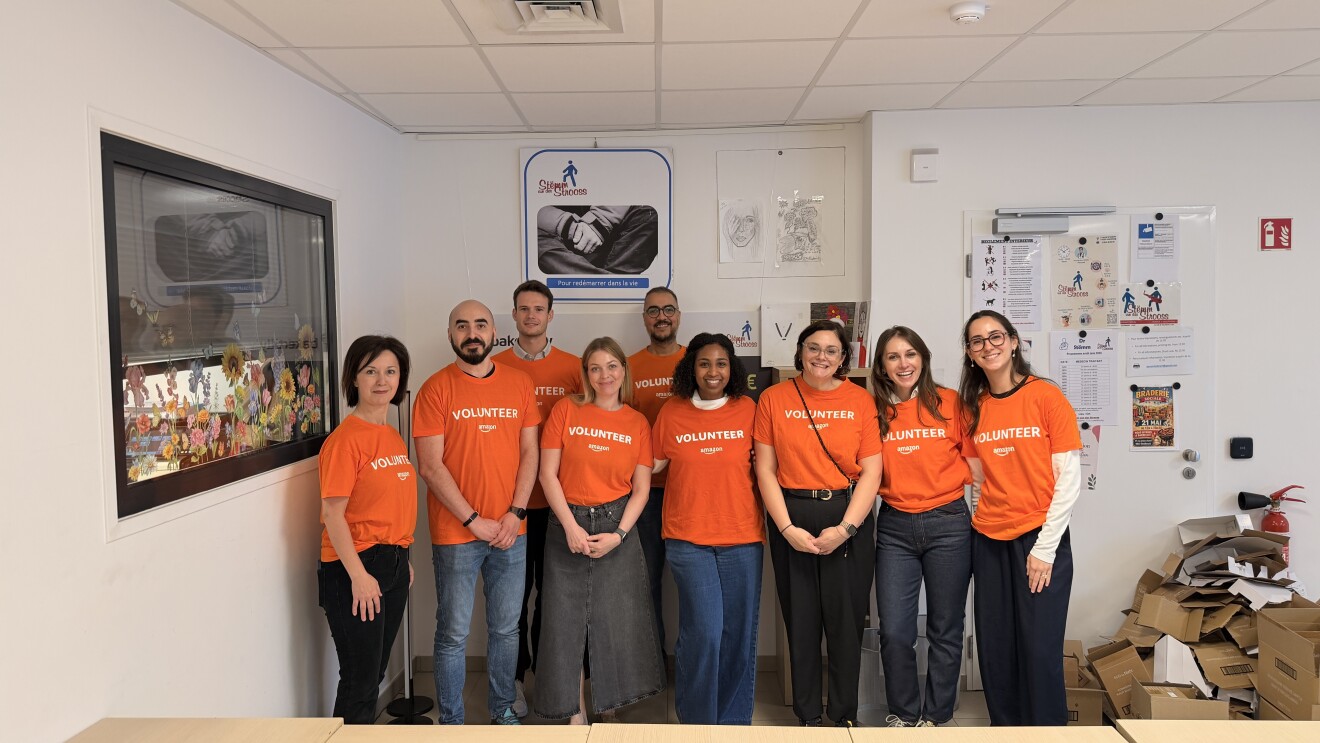 Amazonians volunteering at Stëmm Vun Der Strooss' premises