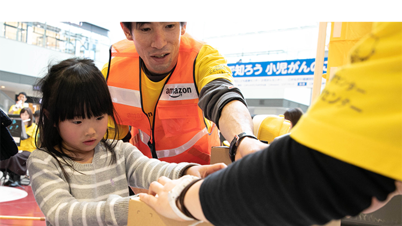 Amazonの梱包作業体験の様子