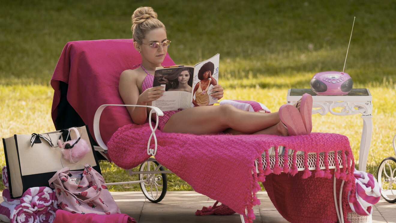 Elle S1, Woman relaxing on pink lounge chair reading a magazine outdoors
