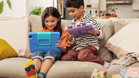 一个孩子的形象使用亚马逊的平板电脑在家里孩子火。