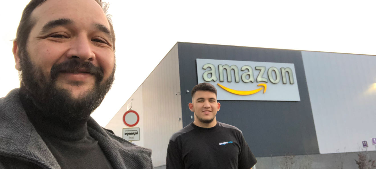 Bülen und Cihan vor dem Amazon Gebäude