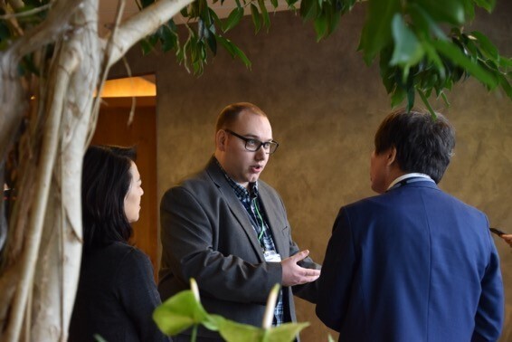 参加者からの質問に答えるシュワブさん