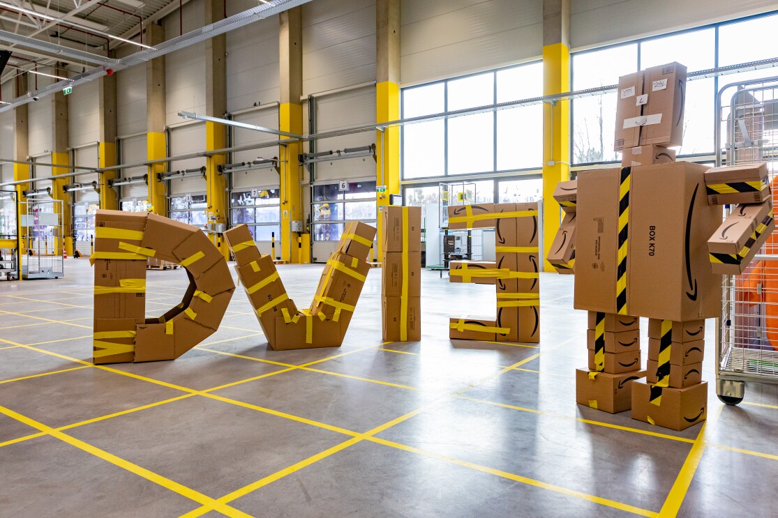 Zu sehen sind die Buchstaben D-V-I-3 gebastelt aus Amazon Kartons - sowie ein gebasteltes Karton Männchen.